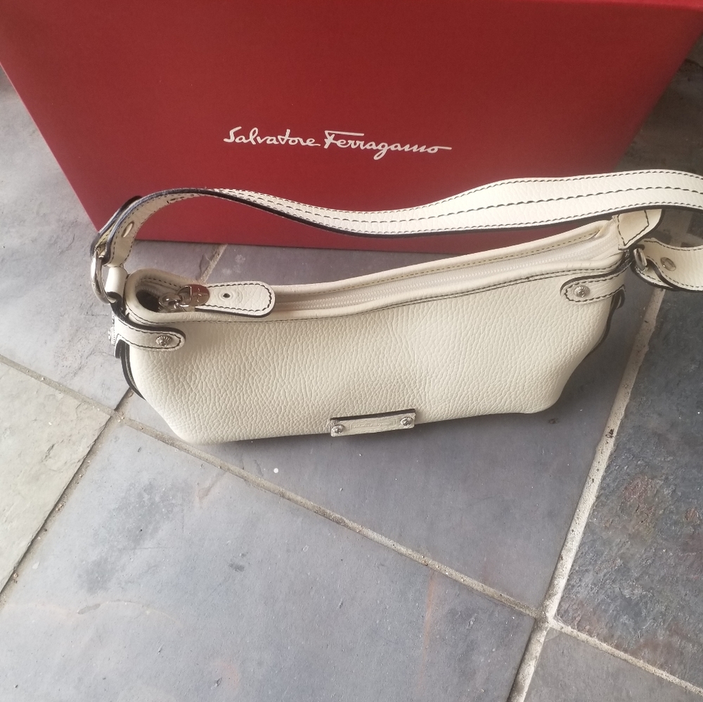 Gorgeous Ferragamo Shoulder Bag - Picture 6 of 9